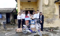 An Phat Plastic (AAA): Visiting and giving gifts to families of employees with difficult circumstances