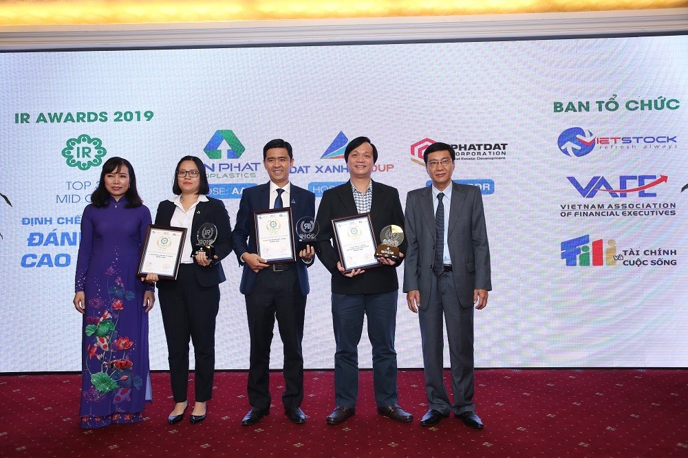 Đại diện AAA (thứ 2 từ trái sang) nhận giải IR Awards 2019 do Định chế tài chính bình chọn cao nhất