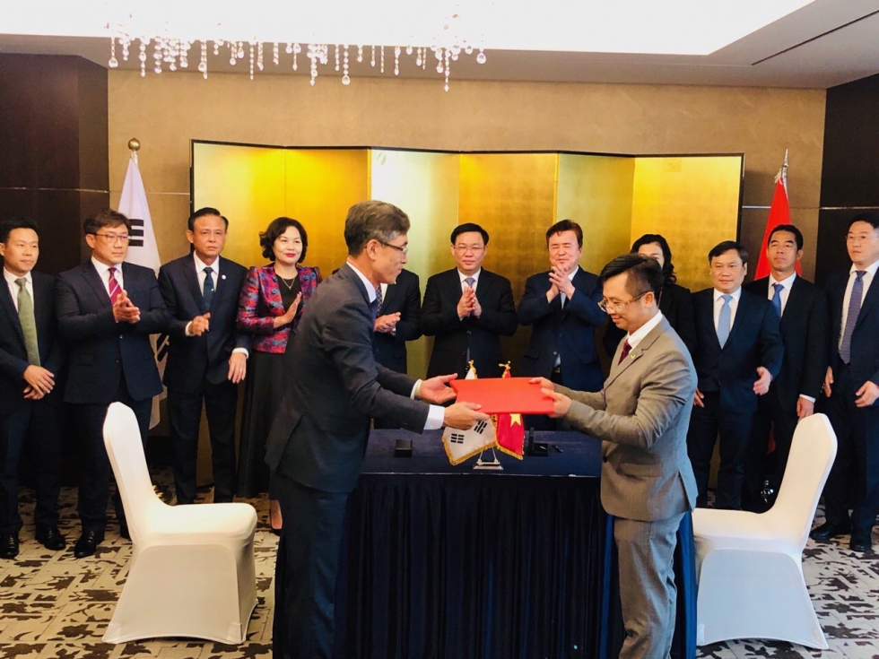Deputy Prime Minister Vuong Dinh Hue witnessed An Phat Holdings promoting the cooperation in research and production of bio AnBio compostable materials in South Korea