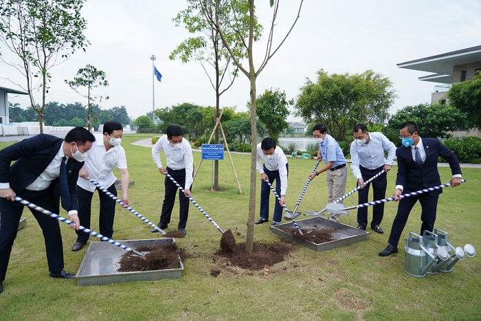 Đoàn Lãnh đạo Bộ, tỉnh & Ban lãnh đạo APH trồng cây lưu niệm tại nhà máy An Phát Bioplastics