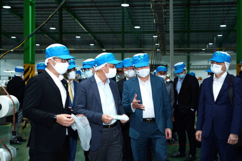 Đoàn Lãnh đạo Bộ Ngoại giao và tỉnh Hải Dương thăm quan dây chuyền sản xuất tại nhà máy An Phát Bioplastics