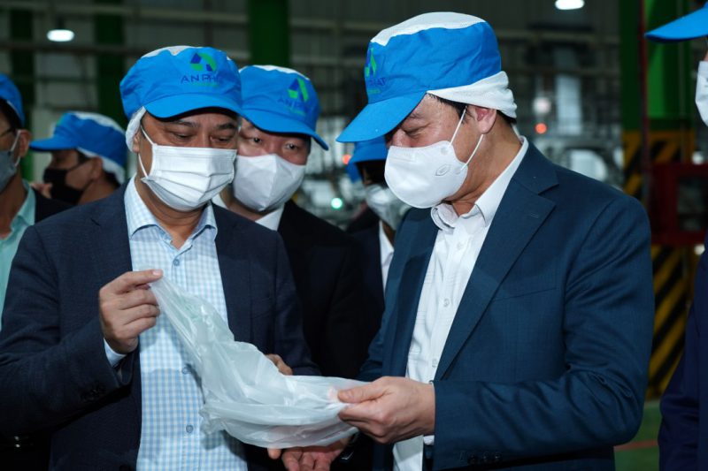 Thứ trưởng Nguyễn Quốc Dũng (trái) và Uỷ viên TW Đảng, Bí thư, Chủ tịch HĐND tỉnh Hải Dương Phạm Xuân Thăng trải nghiệm sản phẩm AnEco của Tập đoàn