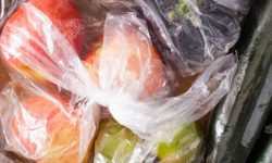 Pháp ban bố lệnh cấm bao bì nhựa đựng trái cây và rau