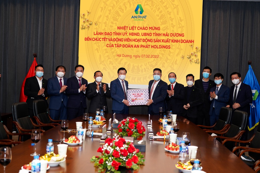 Lãnh đạo tỉnh Hải Dương trao quà lưu niệm cho Lãnh đạo Tập đoàn An Phát Holdings nhân dịp năm mới