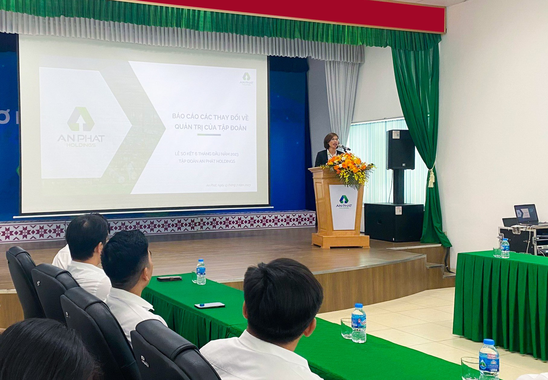 Bà Nguyễn Thị Tiện – Phó Tổng Giám đốc thường trực APH, trình bày Báo cáo các thay đổi về quản trị